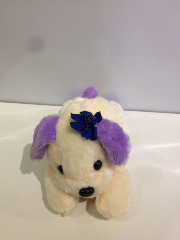 Perro beige con violeta